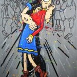 Dipinto a mano su tela in stile pop raffigurante coppia cartoon che si bacia su sfondo urbano in scala di grigi. Made in Italy, ideale per interni creativi.