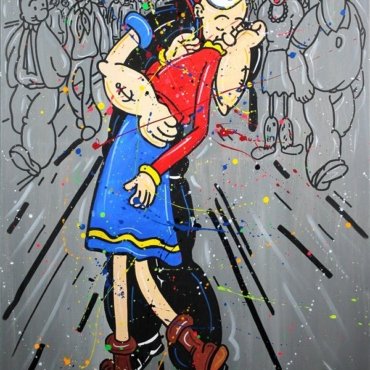 Dipinto a mano su tela in stile pop raffigurante coppia cartoon che si bacia su sfondo urbano in scala di grigi. Made in Italy, ideale per interni creativi.