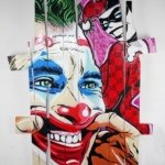 Opera pop su assi di legno raffigurante un clown iconico in stile street art. Colori vivaci e texture materica: perfetta per ambienti creativi e collezioni.