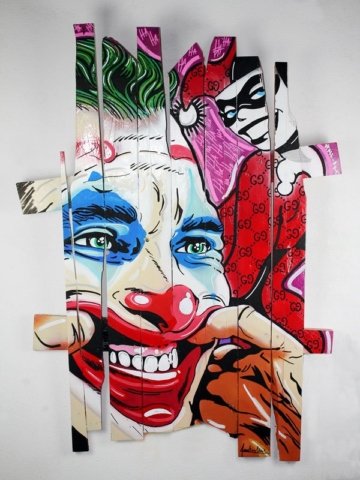 Opera pop su assi di legno raffigurante un clown iconico in stile street art. Colori vivaci e texture materica: perfetta per ambienti creativi e collezioni.