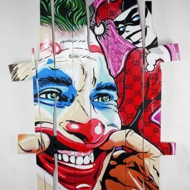 Opera pop su assi di legno raffigurante un clown iconico in stile street art. Colori vivaci e texture materica: perfetta per ambienti creativi e collezioni.