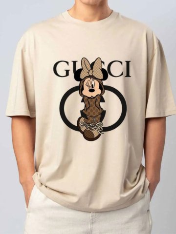 T-shirt Topolina Gucci stampa su maglia in cotone organico in conversion. T-shirt genderless oversize dal look rilassato e moderno, manica corta, struttura con cuciture laterali, girocollo in costina a doppio strato, nastro di rinforzo da spalla a spalla per una maggiore durata nel tempo. Realizzata in morbido cotone prettinato ecosostenibile trattato ad enzimi.