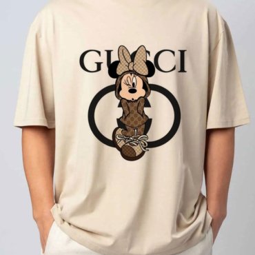 T-shirt Topolina Gucci stampa su maglia in cotone organico in conversion. T-shirt genderless oversize dal look rilassato e moderno, manica corta, struttura con cuciture laterali, girocollo in costina a doppio strato, nastro di rinforzo da spalla a spalla per una maggiore durata nel tempo. Realizzata in morbido cotone prettinato ecosostenibile trattato ad enzimi.